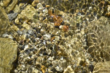 Nehir altındaki taş