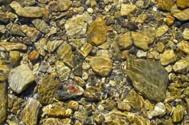 Nehir altındaki taş. Variant2