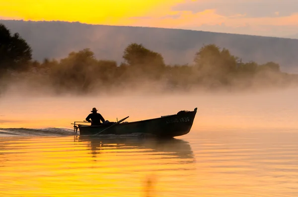 Vissersboten en zonsopgang — Stockfoto