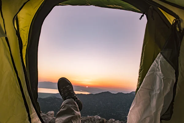 Gündoğumu çadır kamp içinde bekleyin — Stok fotoğraf