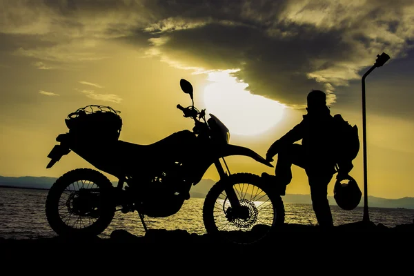 Silhouette motociclista dell'uomo — Foto Stock