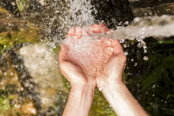 Agua potable y agua natural —  Fotos de Stock