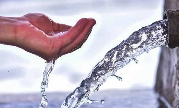 Dağıtıcı doğal kaynak ve su içmek — Stok fotoğraf