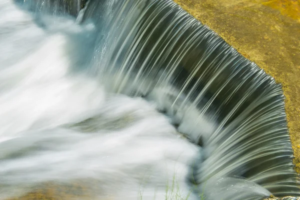 Vodopád vody a podrobně popisuje hlavní zdroj — Stock fotografie