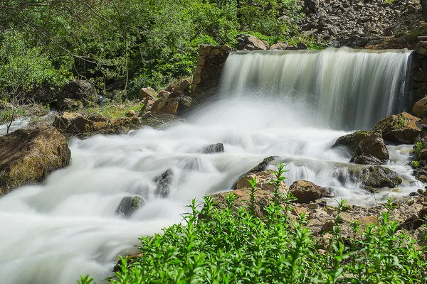 Vodopád vody z hlavní nabídky — Stock fotografie