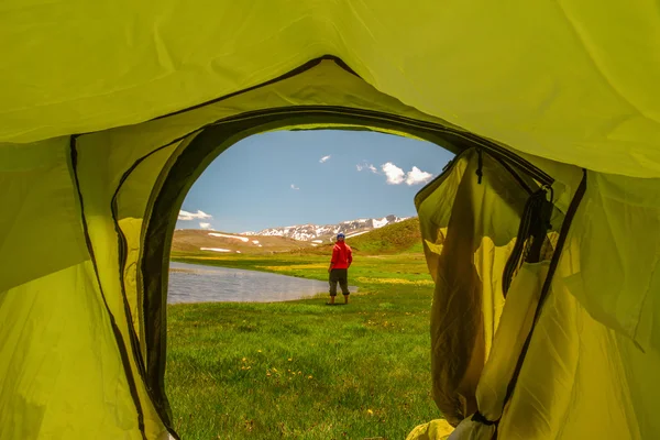 Kamp dağlar ve nefes kesici manzaralar — Stok fotoğraf