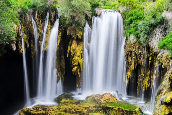 Eaux de cascade, aspect pur et propre — Photo