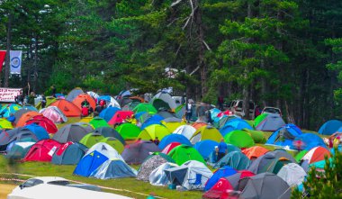dağcılar çadır kampı için alanda faaliyet