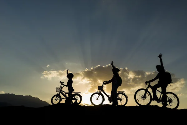 Koncept rodziny rower na zachód słońca — Zdjęcie stockowe