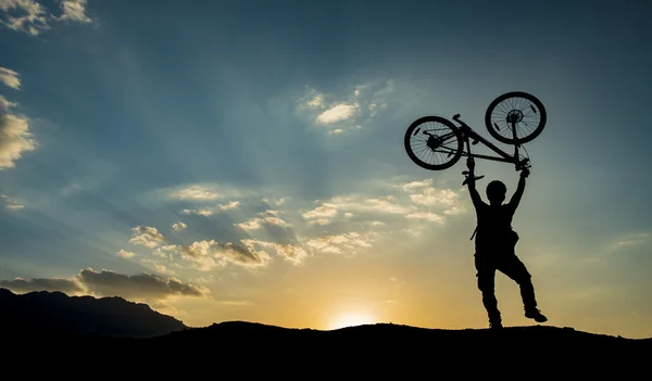 Bisiklet siluet Başarı Zirvesi — Stok fotoğraf
