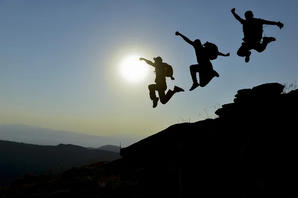 Escaladores dinámicos y enérgicos en la cumbre —  Fotos de Stock