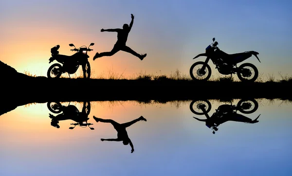 Ritme in de natuur met de motorfiets — Stockfoto
