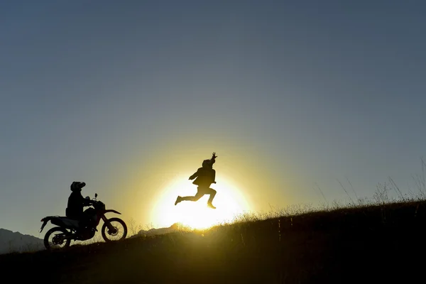 Avontuurlijke motorrijder & silhouet motorrijder — Stockfoto