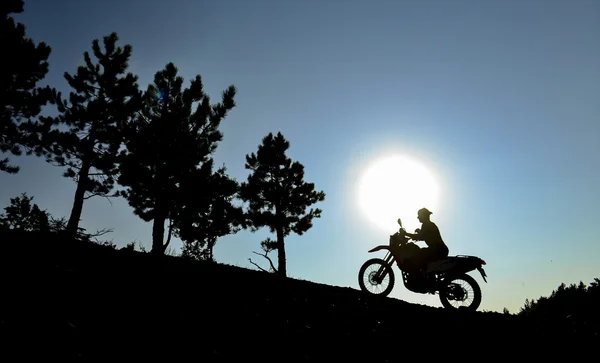 Reis naar het bos op een motorfiets — Stockfoto