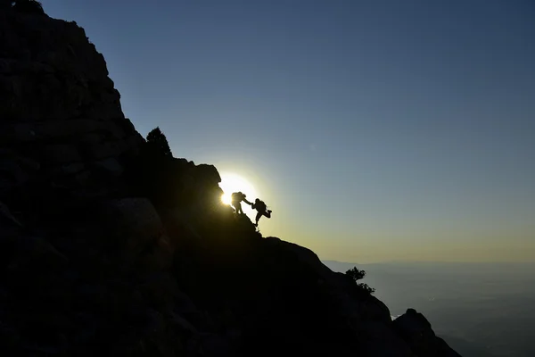 Éxito en destinos y ambiciosos escaladores — Foto de Stock