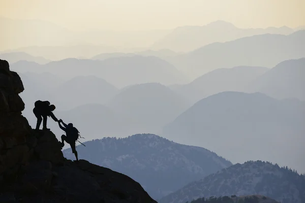 Prachtige bergketens en rotsklimmen — Stockfoto