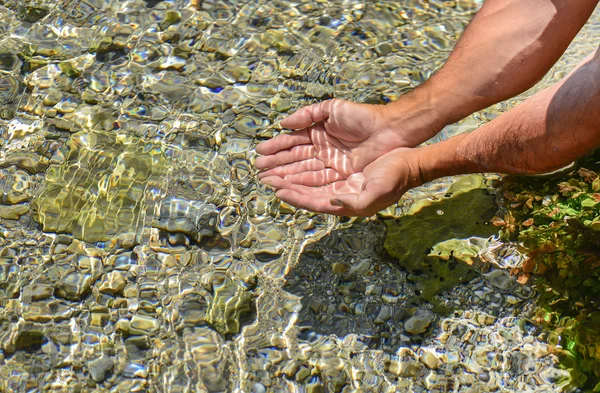 Πηγαία νερά στη φύση. Pinar φυσικό χυμό παγωμένο — Φωτογραφία Αρχείου