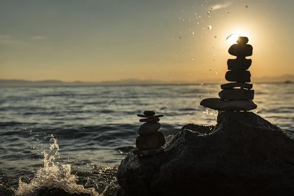 Zen stacked stones and sunrise on the lake shore — Stock Photo, Image