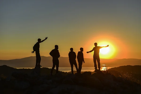 Mensen kijken naar de zonsopgang op de top — Stockfoto