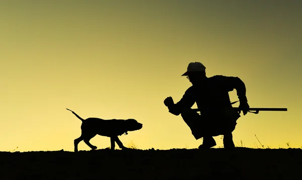 Velho caçador e o cão é adorável — Fotografia de Stock