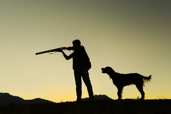 狩猎与猎人和他的狗 — 图库照片