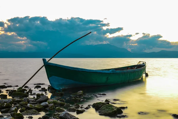 Barca da pesca e tramonto — Foto Stock