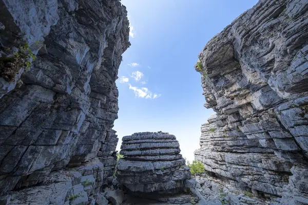 ラピアや石灰岩の崖のような構造が形成されている珍しい山岳地帯の風景です — ストック写真