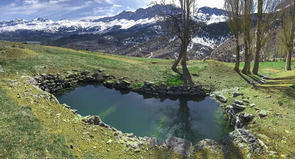 Pozos Agua Magnífica Vista Naturaleza Las Cimas Las Montañas — Foto de Stock