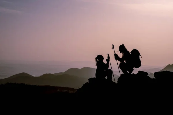 Pareja Cima Montaña Atardecer — Foto de Stock