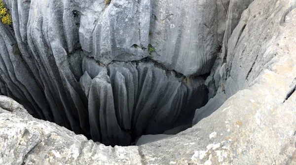 深さと構造岩の形成からの典型的な自然の不思議 — ストック写真