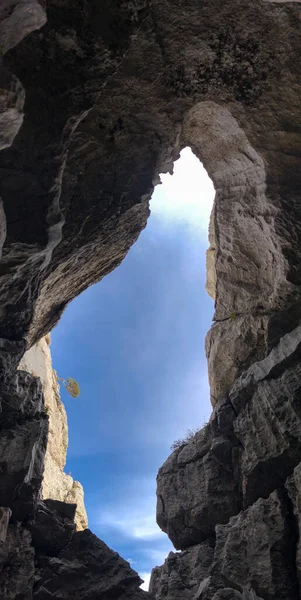 地殻変動や氷河期の形成 洞窟から空に開く自然窓 — ストック写真