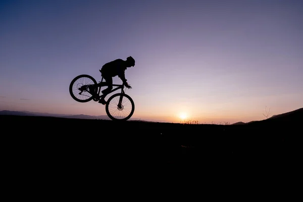 自転車の後輪の持ち上げ ブレーキ 極端な動き — ストック写真