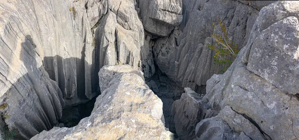 危険な深い淵や異常な山の神秘的な質感 — ストック写真