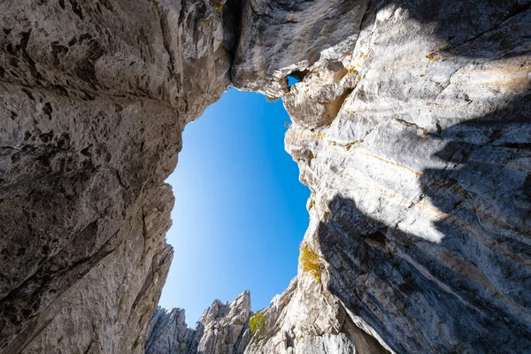 Небезпечні Глибокі Снігові Ями Печери Гористій Місцевості Середземномор — стокове фото