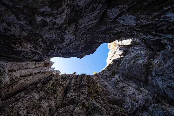 Perigosas Covas Neve Profunda Cavernas Área Montanhosa Região Mediterrâneo — Fotografia de Stock