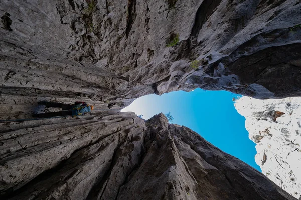 Cavernas Incomuns Exploração Para Escalada Profissional — Fotografia de Stock