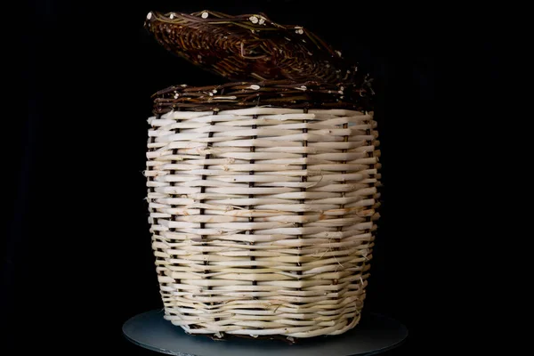 用天然柳木的新鲜枝条做的手工篮子 — 图库照片