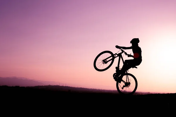 Enerjik Genç Bisikletçinin Dinamik Sinerjik Hevesli Bisiklet Sürüşü — Stok fotoğraf