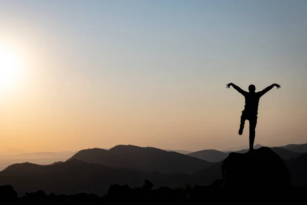 Enthousiaste Bewegingen Van Een Aangename Gelukkige Bergbeklimmer Aan Top — Stockfoto