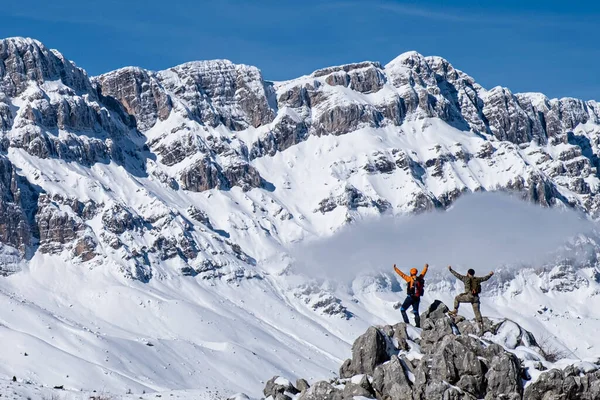Χειμερινή Αναρρίχηση Επιτυχία Και Θεαματική Θέα Στο Βουνό Χιονισμένες Κορυφές — Φωτογραφία Αρχείου
