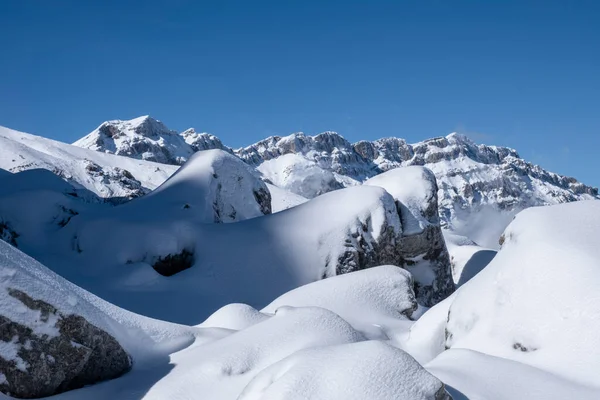 Vrcholy Zasněžených Hor Nádherné Zimní Výhledy Přírodní Zázraky — Stock fotografie