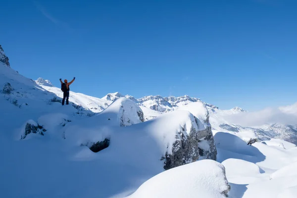 Winter Trekker Permaneciendo Pico Montaña Escaló Disfrutando Una Amplia Vista — Foto de Stock