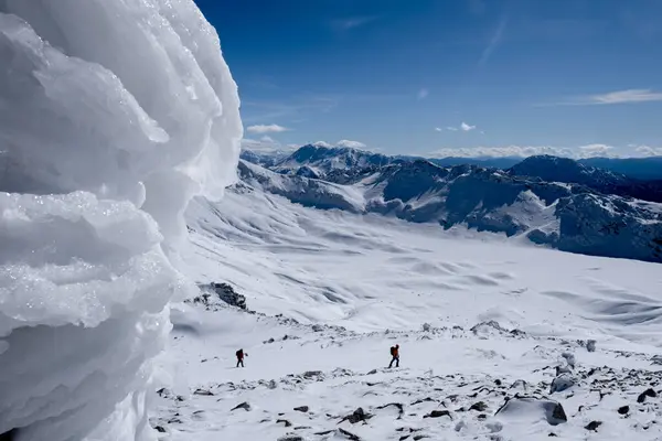 登山家の冬のハイキングや壮大な神秘的な雪の山 — ストック写真