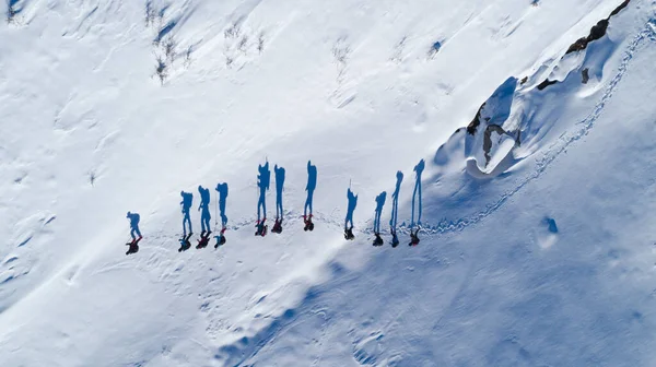 등산가의 하이킹 눈덮인 풍경을 바라본 — 스톡 사진