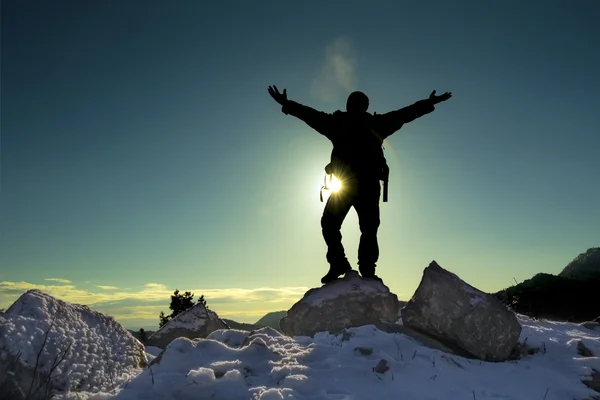 Помощь в альпинизме; альпинизм и успешное восхождение. Важность сотрудничества и солидарности.  . — стоковое фото