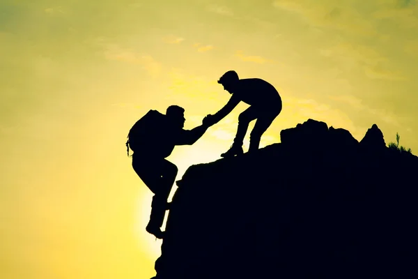 Steun voor bergbeklimmers; Klimactiviteiten en succesvolle klim. Het belang van samenwerking en solidariteit. Om de uitdagingen van het bergleven te overwinnen . — Stockfoto