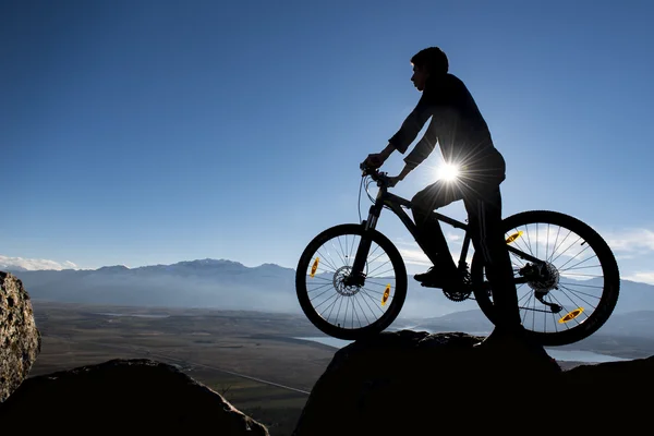 Bike ride to the summit of the mountain — Stock Photo, Image