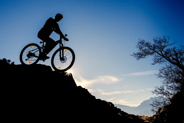 Велосипедные приключения на горах — стоковое фото