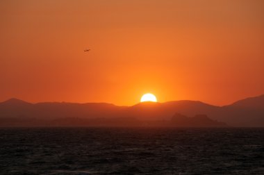 Deniz kenarında gün batımı