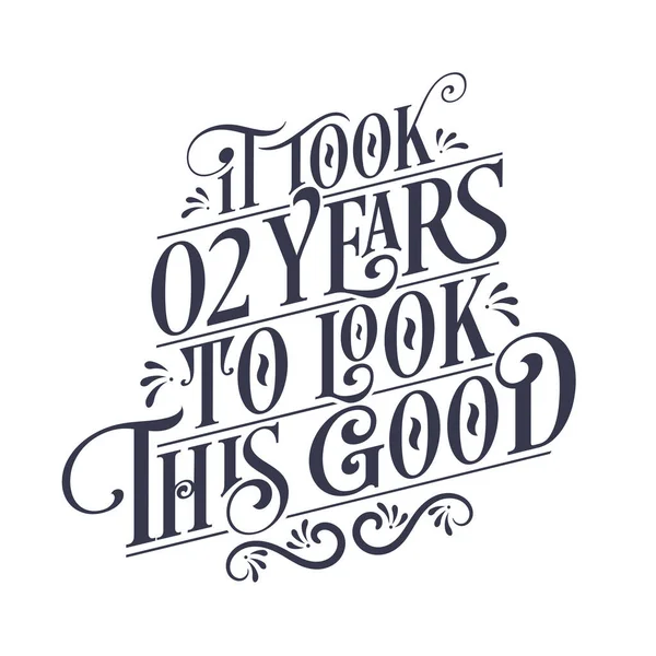 この良さを見るのに2年かかりました 2年誕生日と美しい文字のデザインで2周年記念お祝い — ストックベクタ